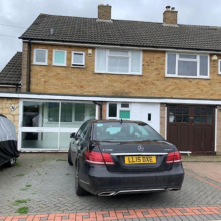 Beaconsfield 4 Bedroom House In Quiet And A Very Pleasant Area, Near London Luton Airport With Free Parking, Fast Wifi, Smart Tv Exterior foto