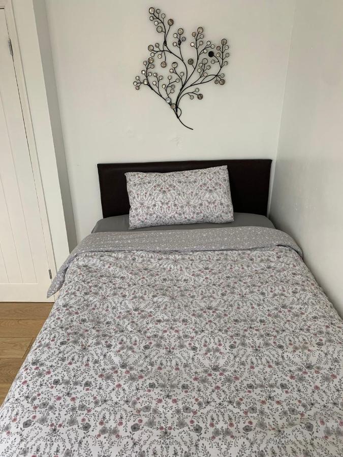 Beaconsfield 4 Bedroom House In Quiet And A Very Pleasant Area, Near London Luton Airport With Free Parking, Fast Wifi, Smart Tv Exterior foto